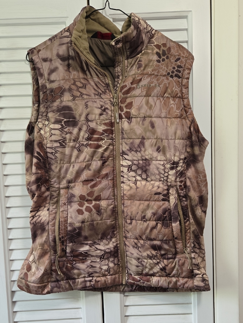 Sleeveless Quilted Vest in Mauve Camo